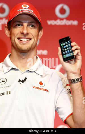 Jenson Button lancia il nuovo iPhone Vodafone - Londra. Il campione del mondo di F1 Jenson Button lancia il nuovo iPhone Vodafone a One Marylebone Road nel centro di Londra. Foto Stock