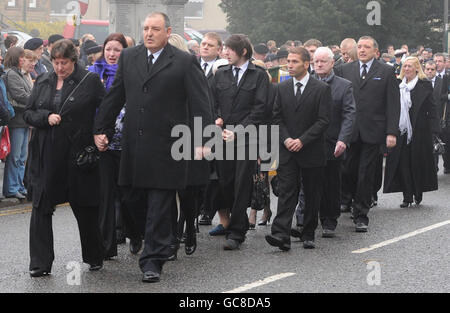 John e Anne Watson, i genitori di Sapper David Watson, camminano dietro il cuore portando la bara del loro figlio sulla strada per la Chiesa Parrocchiale di Santa Maria la Vergine, a Whickham, Gateshead per i suoi funerali. Foto Stock