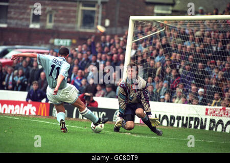 L'ATTACCANTE DELLA CITTÀ DI MANCHESTER CARL GRIFFITHS SPARA IN LARGO DEL PORTIERE DI IPSWICH CRAIG FORREST, DURANTE LA PARTITA DI CARLING PREMIERSHIP DI QUESTO POMERIGGIO (SAT) A MAINE ROAD. Foto Stock