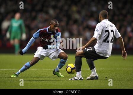 Calcio - Barclays Premier League - Aston Villa / Arsenal - Villa Park. Ashley Young di Aston Villa cerca di superare Gael Clichy di Arsenal Foto Stock