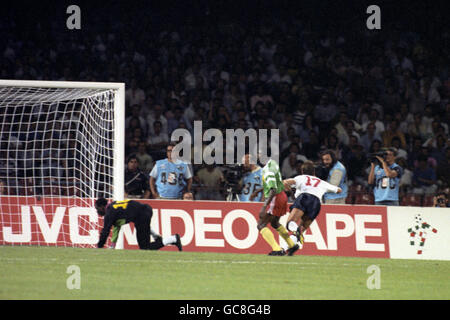 Calcio - Coppa del Mondo di Calcio Italia 1990 - Quarti di Finale - Inghilterra v Camerun - Stadio San Paolo Foto Stock