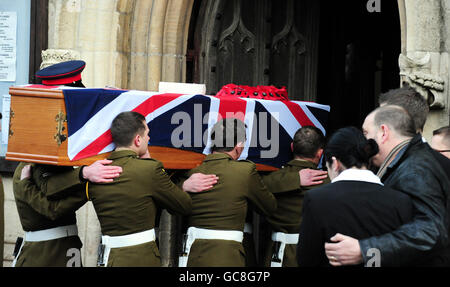 La bara arriva per il funerale di Lance Corporal Adam Drane, 23, del 1° Battaglione, il reggimento reale angliano alla Chiesa di Santa Maria, Bury St Edmunds. Foto Stock