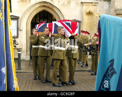 La bara del caporale di Lance Adam Drane, 23, del 1° Battaglione, il reggimento reale angliano lascia la Chiesa di Santa Maria, Bury St Edmunds dopo il servizio funebre. Foto Stock