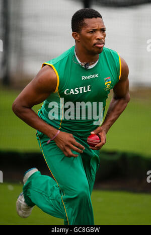 Makhaya Ntini del Sudafrica durante una sessione di reti a Kingsmead a Durban, Sudafrica. Foto Stock