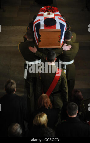 La bara del caporale di Lance Adam Drane del 1° Battaglione il reggimento reale angliano arriva oggi alla Chiesa di Santa Maria, Bury St Edmunds a Suffolk. Foto Stock