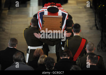 La bara del caporale di Lance Adam Drane del 1° Battaglione il reggimento reale angliano arriva oggi alla Chiesa di Santa Maria, Bury St Edmunds a Suffolk. Foto Stock