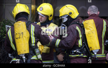 Servizio di emergenza presso un incendio all'Athenaeum Hotel di Londra il giorno di Natale. Foto Stock