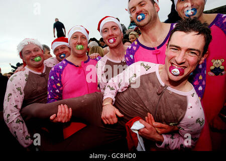 Il giorno di Natale di nuotare in Irlanda Foto Stock