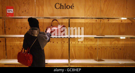 Una donna guarda l'ultima borsa rimasta nel reparto Chloe all'interno di Selfridges su Oxford Street, Londra, mentre iniziano le vendite del Boxing Day. Foto Stock