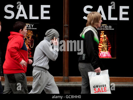 Gli acquirenti approfittano delle vendite del Boxing Day nel centro di Edimburgo. Foto Stock