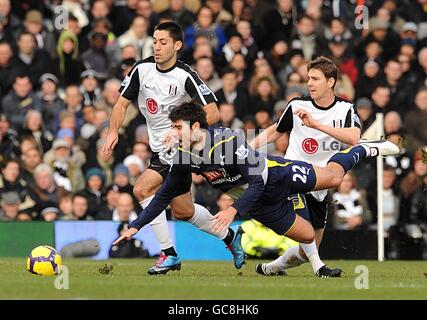 Calcio - Barclays Premier League - Fulham v Tottenham Hotspur - Craven Cottage. Vedran Corluka di Tottenham Hotspur (centro) in azione contro la Clint Dempsey di Fulham (a sinistra) e Zoltan Gera (a destra) Foto Stock