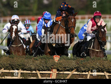 Whodoyouthink guidato da Paddy Flood salta il primo ostacolo in testa durante l'uragano Bord Na Mona - Clean Water Maiden durante il Festival di Natale all'ippodromo di Leopardstown, Dublino, Irlanda. Foto Stock