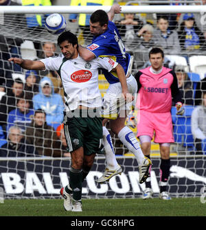 Anthony Gerrard di Cardiff City e Rory Fallon di Plymouth Argyle durante la partita dei Coca-Cola Football League Championship al Cardiff City Stadium di Cardiff. Foto Stock