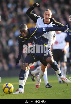 Calcio - Barclays Premier League - Fulham v Tottenham Hotspur - Craven Cottage. Sebastien Bassong di Tottenham Hotspur (a sinistra) e Bobby Zamora di Fulham (a destra) lottano per la palla Foto Stock