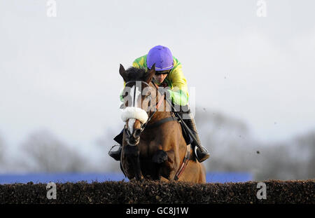 Kauto Star guidato da Ruby Walsh cancellare l'ultimo a vincere la William Hill King George VI Steeple Chase durante il William Hill Winter Festival al Kempton Park Racecourse, Middlesex. Foto Stock