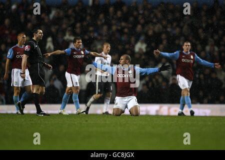 Gabriel Agbonlahor (centro) di Aston Villa fa appello all'arbitro Lee Probert (seconda a sinistra) con i suoi compagni di squadra Foto Stock