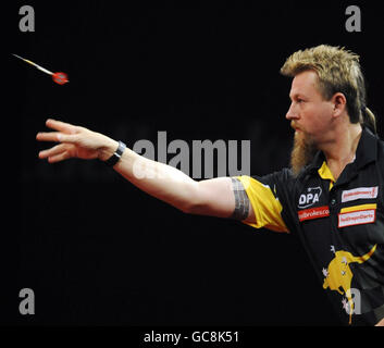 Simon Whitlock australiano in azione durante il Campionato Mondiale di Freccette Ladbrokes.com ad Alexandra Palace, Londra. Foto Stock