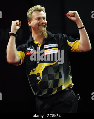Simon Whitlock dell'Australia celebra la vittoria della sua partita durante il campionato mondiale di freccette Ladbrokes.com ad Alexandra Palace, Londra. Foto Stock