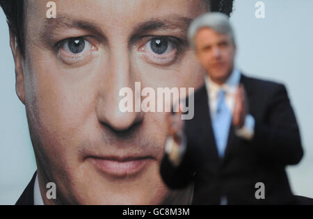 Cameron su Tory NHS i piani di spesa Foto Stock