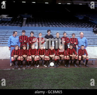 Membri del Manchester City Football Club. Fila posteriore, da sinistra a destra: Malcolm Allison (assistente manager e allenatore), Tommy Booth, Mike Doyle, Glyn Pardoe, Joe Corrigan, Harry Dowd, Alan Oakes, Willie Donachie e Dave Ewing (allenatore). Prima fila, da sinistra a destra: Tony Towers, Frank Carrodus, Ian Bowyer, Colin Bell, Tony Book (capitano), Francis Lee, Neil Young e Mike Summerbee. Foto Stock