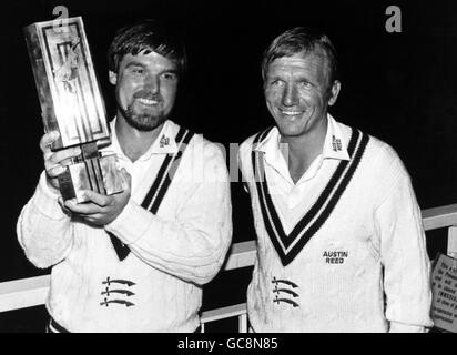 Cricket - Middlesex / Kent - National Westminster Bank Trophy 1984 (Final) Venue Lord's Cricket Ground, St John's Wood. Mike Gatting detiene il Trofeo Natwest affiancato proprio dal compagno di squadra Clive Radley Foto Stock