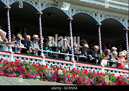 Corse di cavalli - Ebor Festival - totestport Ebor Day - York Racecourse. I Racegoers guardano l'azione dalla tribuna Foto Stock