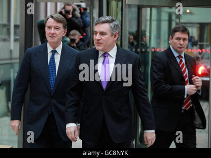 Il primo ministro Gordon Brown, segretario alle imprese Lord Mandelson, arriva al lancio di un progetto di strategia di crescita presso il Dipartimento delle imprese di Londra. Foto Stock