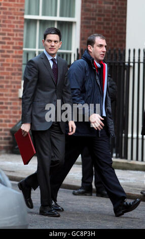 Il Segretario degli Esteri David Miliband (a sinistra) arriva a 10 Downing Street, Londra, per una riunione del gabinetto. Foto Stock