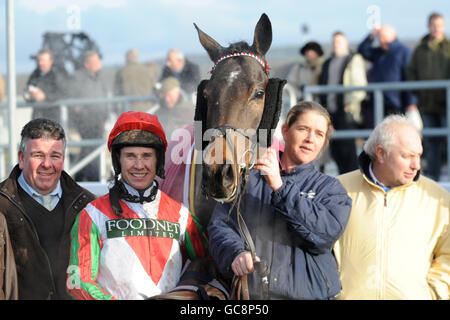 Jockey Richard Johnson si pone nella recinzione dei vincitori con Quattrocento Dopo la vittoria nel Galles del Sud sera Post handicap Chase Foto Stock