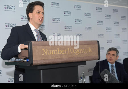 Il Segretario per l'energia ed Miliband parla durante il lancio di una nuova iniziativa per la costruzione di parchi eolici off-shore, come osserva il primo Ministro Gordon Brown (a destra), alla Millbank Tower nel centro di Londra. Foto Stock