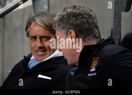 Calcio - Barclays Premier League - Manchester City / Blackburn Rovers - City of Manchester Stadium. Roberto Mancini, direttore della città di Manchester (a sinistra) e assistente manager Brian Kidd Foto Stock
