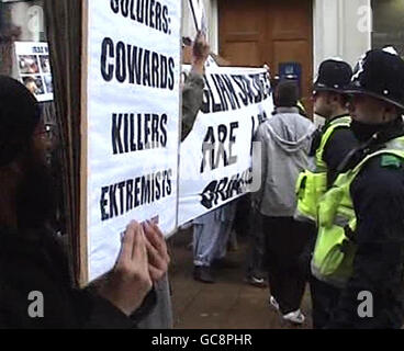 MIGLIORE QUALITÀ DISPONIBILE screen grab preso dal video datato 10/03/09 che è stato mostrato alla giuria durante il processo di cinque uomini musulmani in processo per un'offesa di ordine pubblico relativa ad una protesta alla parata homecoming a Luton per il secondo battaglione il reggimento reale angliano. Foto Stock