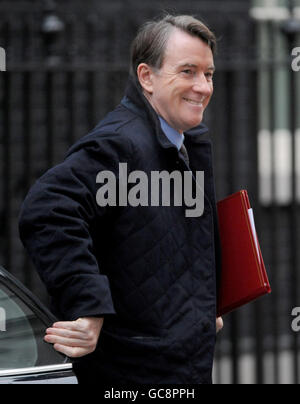 Il segretario d'affari Lord Mandelson arriva per una riunione del gabinetto a Downing Street, Londra. Foto Stock