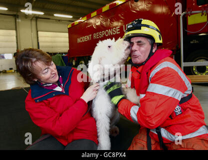 Ian 'Polly' Cotton ha un 'thankyou' lick da 'Monte' il vecchio cane inglese oggi. Foto Stock