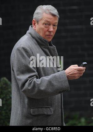 Il Segretario per l'interno Alan Johnson lascia una riunione del gabinetto a Downing Street, Londra. Foto Stock