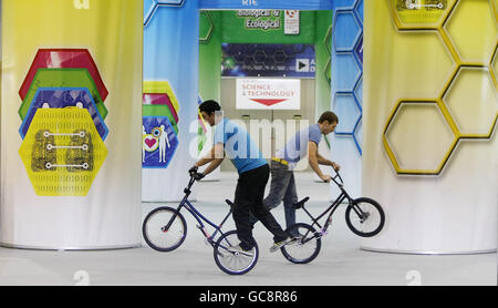 Stunt BMX Riders Team Extreme al lancio della BT Young Scientist and Technology Exhibition al RDS di Dublino oggi. Foto Stock