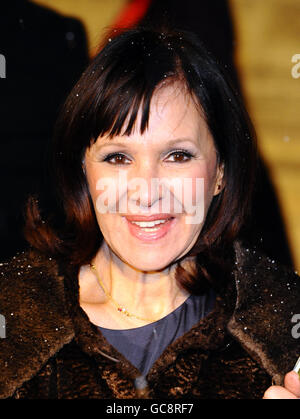 Arlene Phillips arriva alla notte di apertura di Varekai dal Cirque Du Soleil alla Royal Albert Hall di Londra. Foto Stock