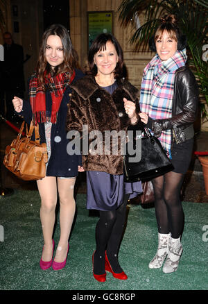 Arlene Phillips arriva alla notte di apertura di Varekai dal Cirque Du Soleil alla Royal Albert Hall di Londra. Foto Stock