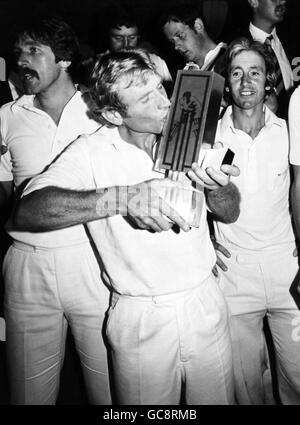 Il cricketer del Derbyshire Barry Wood bacia il National Westminster Bank Trophy mentre celebra la vittoria insieme ai compagni di squadra 5.9.1981 Foto Stock