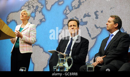 Il leader conservatore David Cameron, Center, e Dame Pauline Neville -Jones, Ministro della sicurezza ombra, hanno definito l'approccio conservatore alla sicurezza nazionale, accompagnato da Dr Liam Fox, Shadow Secretary of state for Defense, presso Chatham House a St James's, Londra questa mattina. Foto Stock