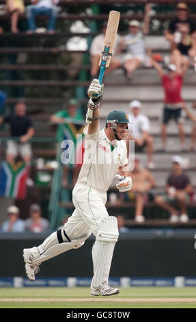 Cricket - Quarta prova - Sud Africa / Inghilterra - Day Two - Stadio Wanderers. Il capitano sudafricano Graeme Smith festeggia il suo secolo durante la quarta prova al Wanderers Stadium di Johannesburg. Foto Stock