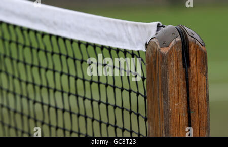 Vista generale di un particolare da vicino di un tennis rete e supporto laterale in legno Foto Stock