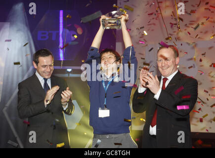 Richard o'Shea di Scoil Mhuire Gan Smal in Co Cork affiancato dal CEO di BT Ireland Chris Clark e dal Ministro della Scienza Conor Lenihan come nominato giovane scienziato dell'anno al BT Young Scientist and Technology Awards al RDS di Dublino. Foto Stock