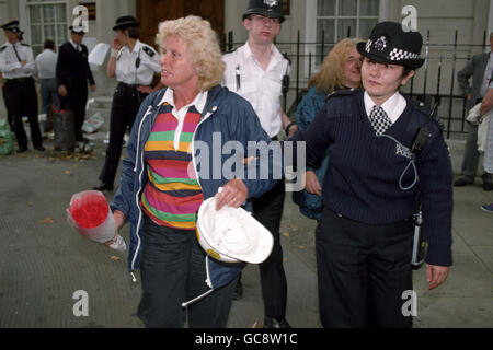 La signora Anne Scargill, moglie del leader dei minatori Arthur Scargill, è guidata dalla polizia fuori dall'ufficio centrale dei conservatori, Londra, dopo una protesta dei sostenitori delle donne contro la chiusura dei box. Foto Stock