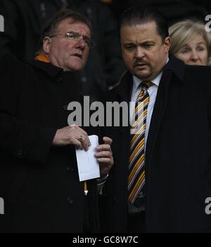 Wolverhampton Wanderers' Chief Executive Jez Moxey (a destra) John Gough (a sinistra), uno dei direttori del team, negli stand. Foto Stock