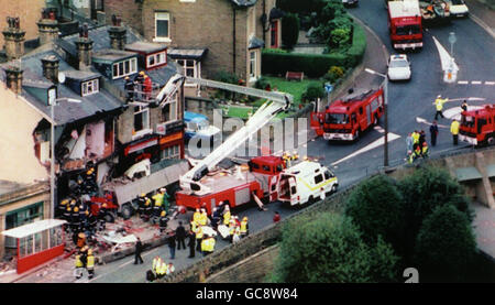 Una vista aerea del negozio a Sowerby Bridge, vicino Halifax, demolito in un incidente in cui sette persone sono state uccise. Foto Stock