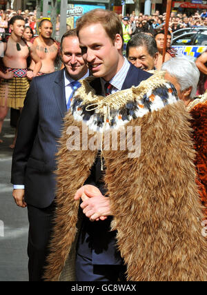 Il Principe William indossa un capo Maori tradizionale dopo essere arrivato ad aprire il nuovo edificio della Corte Suprema a Wellington, Nuova Zelanda. Foto Stock