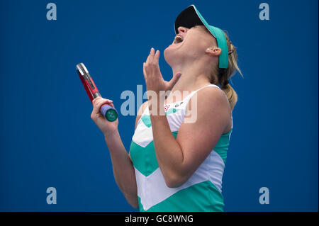 Tennis - Australiano aperto 2010 - giorno uno - Melbourne Park. Elena Baltacha celebra la sua vittoria contro Pauline Parmentier durante l'Australian Open al Melbourne Park. Foto Stock