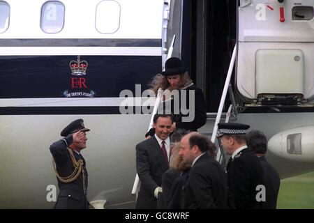 IL PRIMO MINISTRO AUSTRALIANO PAUL KEATING E SUA MOGLIE ANNITA, ARRIVANDO ALL'AEROPORTO DI ABERDEEN, PER TRASCORRERE DEL TEMPO CON LA REGINA, AL CASTELLO BALMORAL. Foto Stock