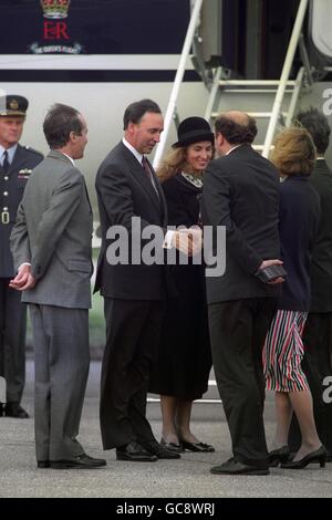 IL PRIMO MINISTRO AUSTRALIANO PAUL KEATING E SUA MOGLIE ANNITA SONO STATI INCONTRATI ALL'AEROPORTO DI ABERDEEN, PER TRASCORRERE DEL TEMPO CON LA REGINA, AL CASTELLO BALMORAL. Foto Stock